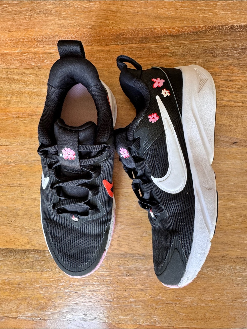 Girls Nike Kids' Black and White Floral Accent Sneakers 1.5Y